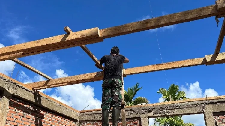 Target Pekerjaan Musholla Al Huda Karya Bakti TNI Capai Pemasangan Kuda Kuda