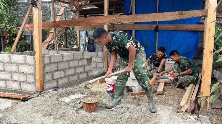 Satgas Berpacu Pemasangan Kuda Kuda Rehab RTLH dalam Program Karya Bakti TNI
