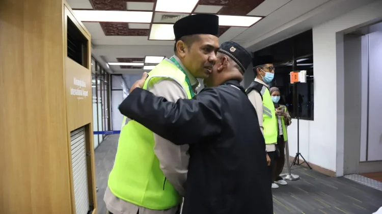 390 Jemaah Haji Kloter Pertama  Debarkasi Padang Tiba Selamat & Keharuan di Tanah Air