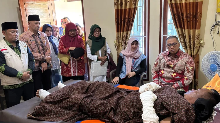 Wako Hendri Serahkan Rp35 Juta ke Petugas Damkar Korban Kebakaran di Silaing Bawah