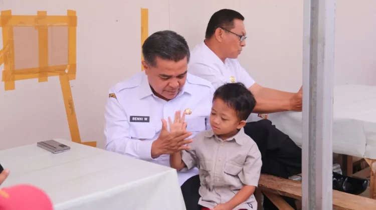 Bupati Agam Tinjau Progres Rehabilitasi Ruas Jalan Malalak dan Salurkan Bantuan