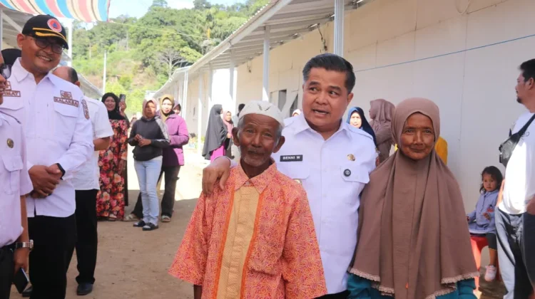 Bupati Agam Tinjau Progres Rehabilitasi Ruas Jalan Malalak dan Salurkan Bantuan