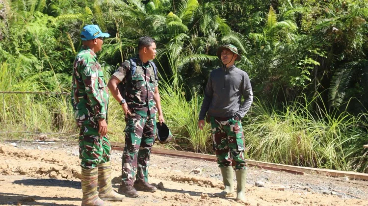 Dandim 0319/Mentawai Tinjau Pembangunan Jembatan, Semangati Personel Satgas