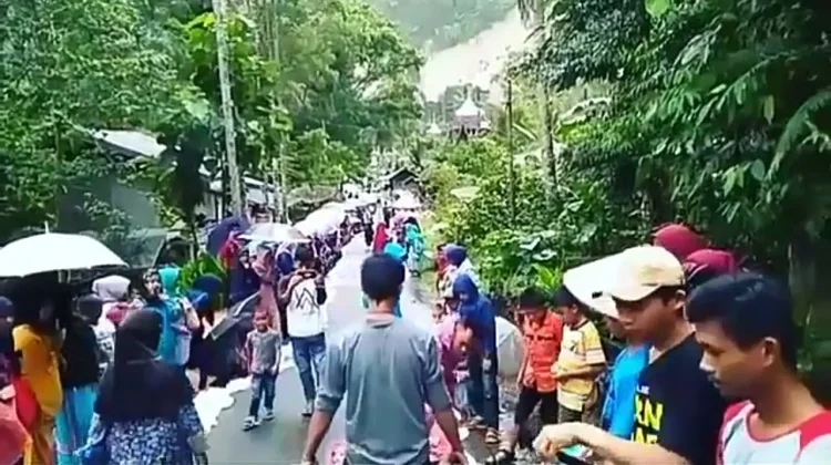 Tradisi Manampuang, Cara Unik Membagi Daging Kurban
