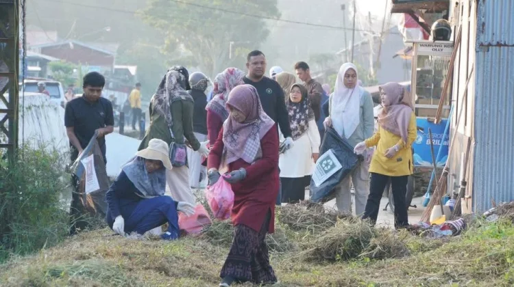 Ratusan Warga Korve Bersihkan Rel KA, Dukung Gerakan Indonesia ASRI