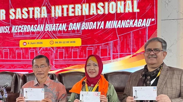 Delegasi & Ketua IMLF-4 Tandatangani Sampul Peringatan IMLF-4 100 Tahun Jam Gadang