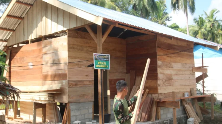 Air Mata Haru Bapak Robet Pecah Satgas TNI AD Wujudkan Rumah Layak Huni di Mentawai