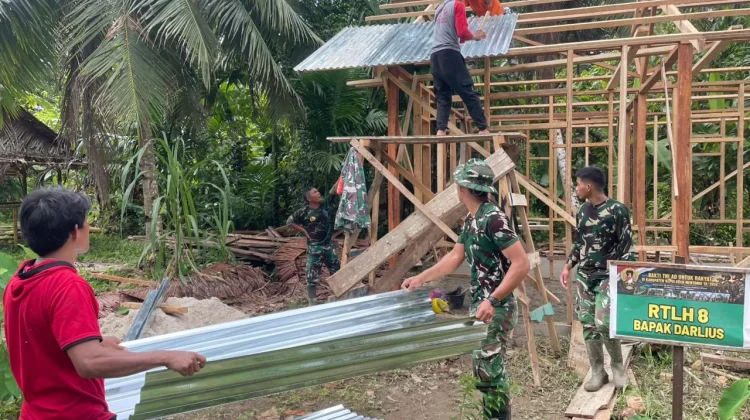 Senyum Hilarius dan Darius, Satgas Karya Bakti TNI AD Mentawai Ubah Rumah Layak Huni