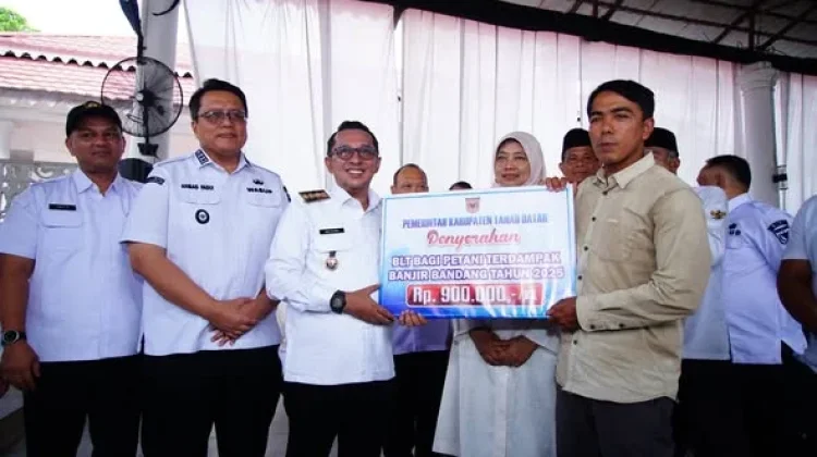 Serahkan Bantuan Sosial pada Masyarakat Terdampak Bencana Hidrometeorologi