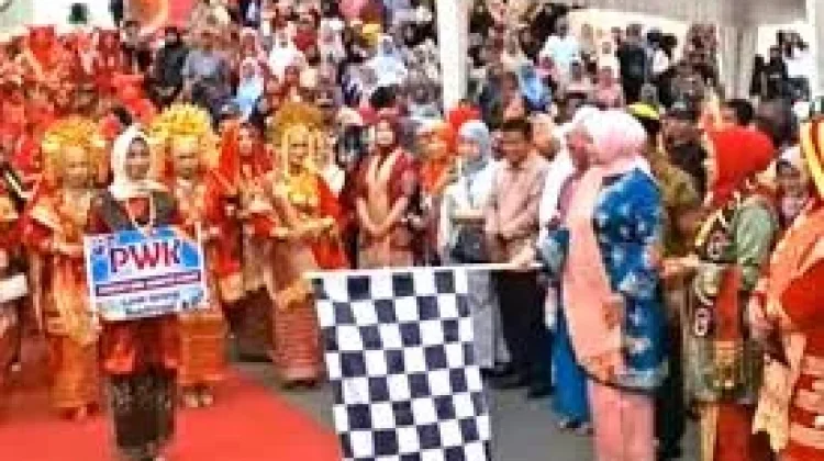1.700 Orang memeriahkan Perayaan 100 tahun Jam Gadang dengan Busana Adat