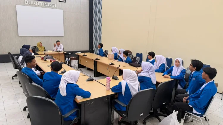 Mahasiswa KKN UPN Gali Ilmu Penyiaran Digital di RRI Bukittinggi