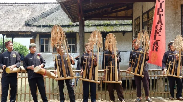 Angklung Geblug: Irama Spiritual di Puncak Kasepuhan Ciptagelar