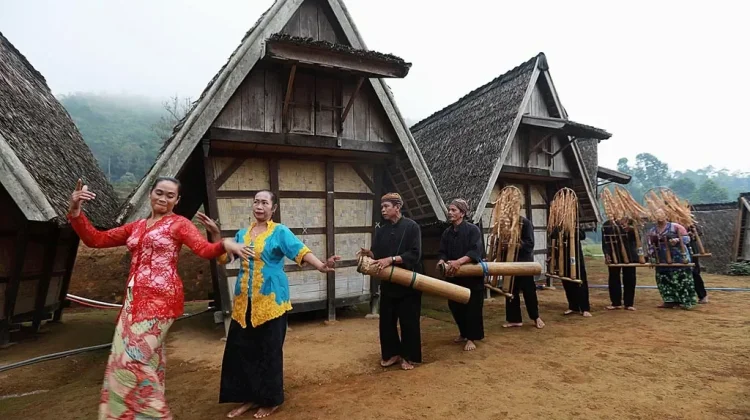 Angklung Geblug: Irama Spiritual di Puncak Kasepuhan Ciptagelar