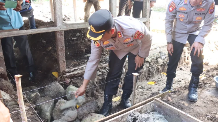 Kapolres Pasbar Letakkan Batu Pertama Bedah Rumah di Kecamatan Kinali