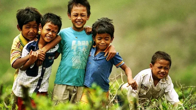 Mengingat Kembali Tawa Masa Kecil