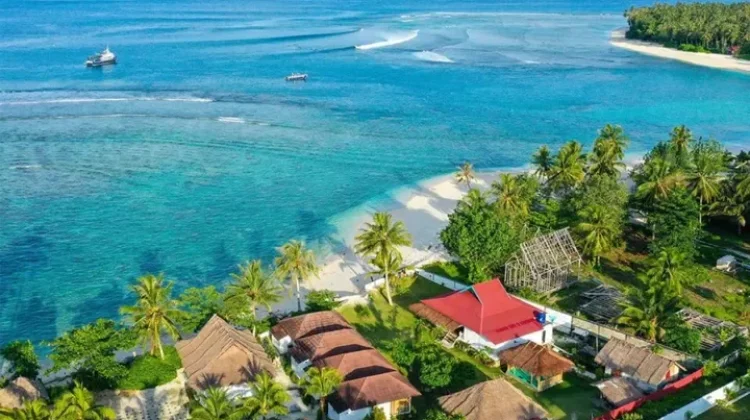 Menjelajahi Pantai Katiet Mentawai "Surga Surfing Dunia"