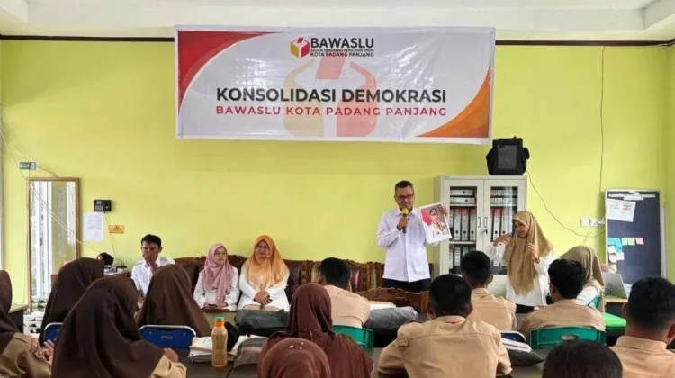 Bawaslu Padang Panjang Edukasi Pemilih Pemula Disabilitas di SLB Negeri 1