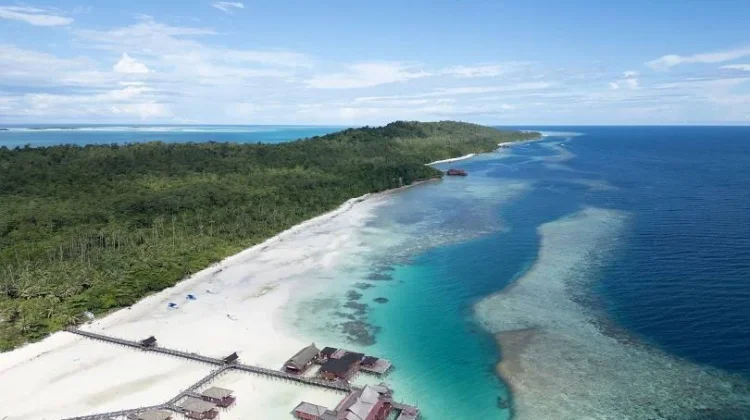 Pulau Maratua, "Permata Tersembunyi di Ujung Kalimantan Timur"