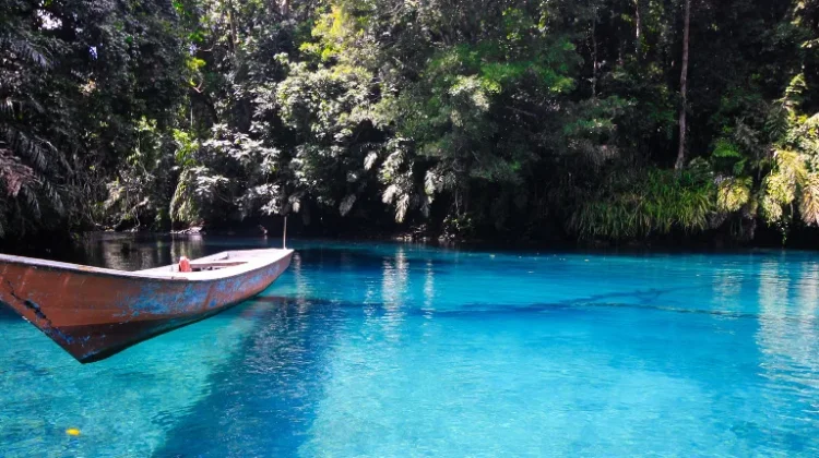 Labuan Cermin, "Menelusuri Keajaiban Danau Dua Rasa"