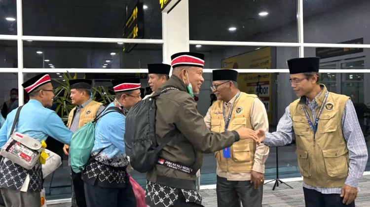 Mendarat Dini Hari, Kloter Enam Debarkasi Padang Diiringi Hujan