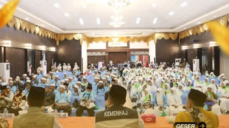 Debarkasi Padang Sambut Kedatangan Jemaah Haji Kloter 06 Dini Hari