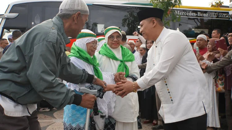 77 Jemaah Haji Padang Panjang Tiba, Pemko Gelar Penyambutan di Rumah Dinas