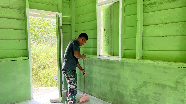 Finishing RTLH Roslina, Satgas Karya Bakti TNI AD Mentawai Bersihkan Lingkungan