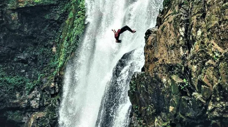 Penona Tersembunyi Air Terjun Lubuk Hitam di Kota Padang