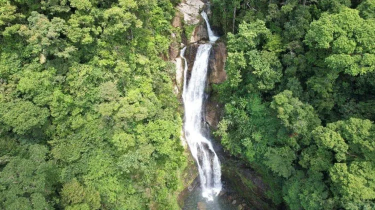 Penona Tersembunyi Air Terjun Lubuk Hitam di Kota Padang
