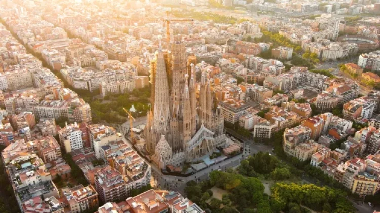 Gereja Tertinggi di Dunia Basilika Sagrada Família Resmi Rampung