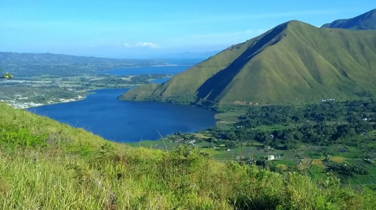 Menyesap Magis Danau Toba dari Puncak Bukit Holbung