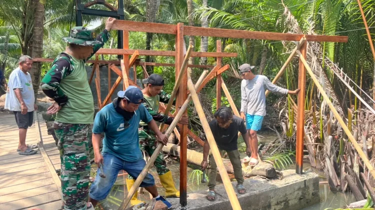 Satgas Karya TNI AD pasang besi Jembatan Beriulou Mentawai
