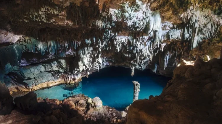 Goa Rangko: Pesona Kolam Biru Safir Tersembunyi Labuan Bajo