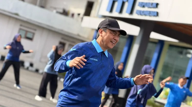 Kepala RRI Bukittinggi Semangat Mengikuti Senam Pagi di Halaman RRI