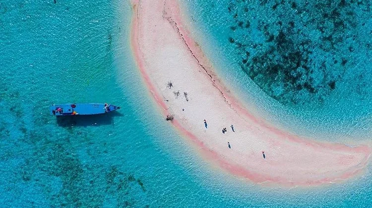 Taka Makassar, "Pulau Pasir Ajaib Berbentuk Bulan Sabit"