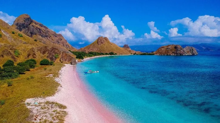 Pulau Padar Pantai Merah, Simfoni Petualangan Bahari Flores