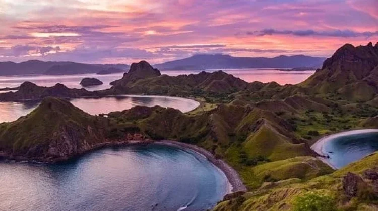 Pulau Padar Pantai Merah, Simfoni Petualangan Bahari Flores