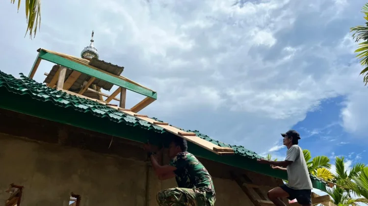 Kubah Musholla Al Huda Mulai Dipasang Satgas Bakti TNI AD Mentawai