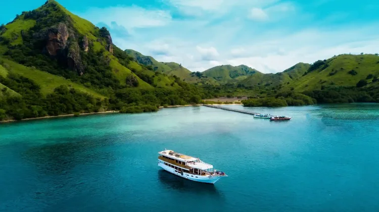 Belantara Purba Rinca dan Kedamaian Bahari Pulau Manjarite