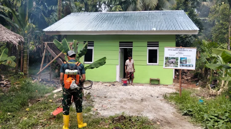 Rumah Hilarius Rampung, Satgas TNI Percantik Lingkungan Demi Kenyamanan Warga