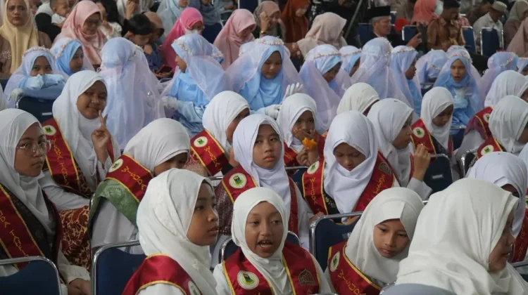 49 Siswa MIS REY Padang Panjang Khatam Al-Qur'an dan Wisuda Tahfiz Angkatan XXXI