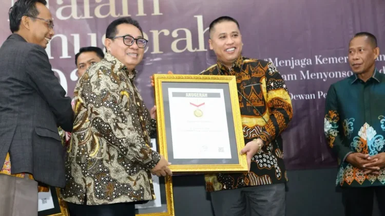 Wali Kota Hendri Arnis Terima Anugerah Sahabat Pers Indonesia dari SMSI