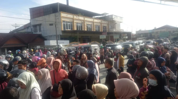 Masyarakat Bukittinggi Tumpah Ruah di Pelataran Jam Gadang Ada Apa?