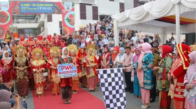 Seribu Tujuh Ratus Perempuan Minang Meriahkan Jam Gadang