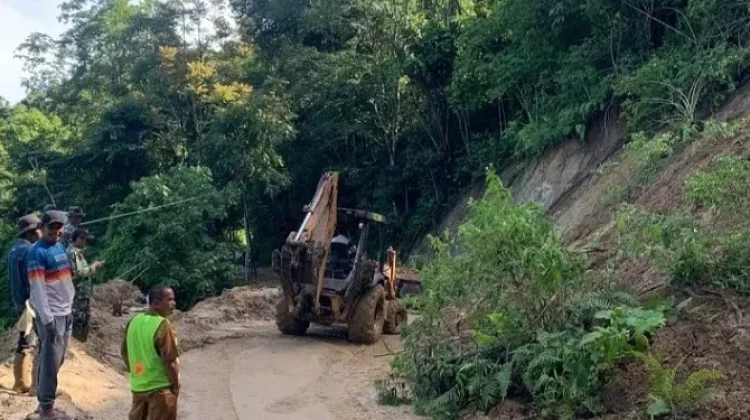 Akses Jalan Bukittinggi Agam via Sungai Landia Kembali Longsor Senin Pagi