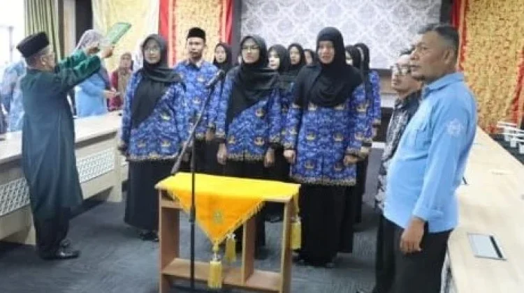 Kabiro UAPK Lantik dan Ambil Sumpah 11 JFT Tendik PNS Formasi 2024 UIN Bukittinggi