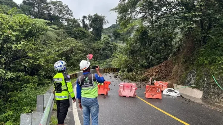 Malam ini, Dua Eskavator Sapu Bersih Material Longsor Lembah Anai