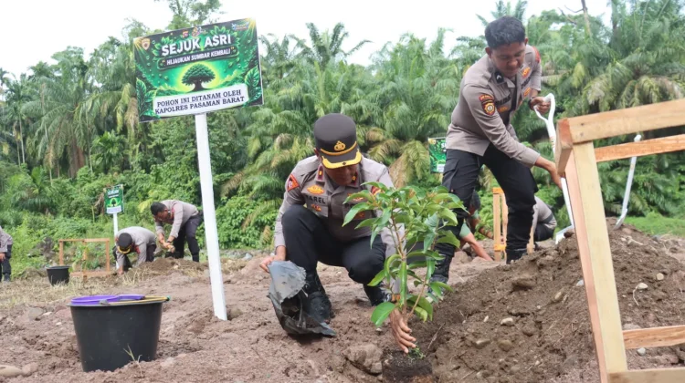 Polres Pasbar Tanam Berbagai Jenis Pohon di Aliran Sungai Batang Toman