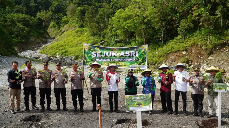 Pemko dan Polres Padang Panjang Tanam 500 Bibit Pohon di Silaing Bawah