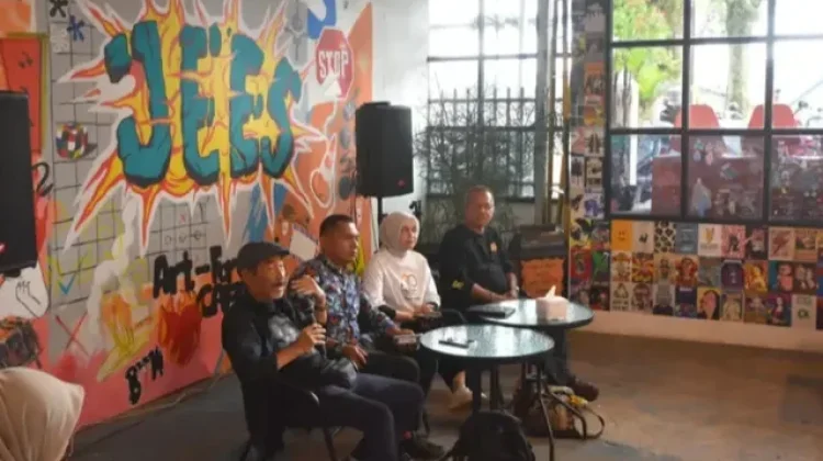 Risman Marah, dan Arbain Rambey Hunting Foto Bareng di Bukittinggi